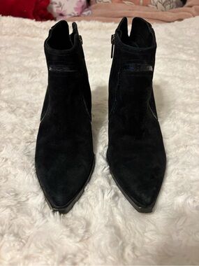 Vince Camuto Grania Black Suede Ankle Boots 7 Pointed Toe Western